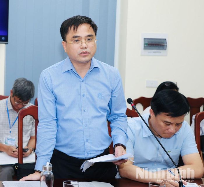 Đồng chí Bùi Văn Hoàng, Tỉnh ủy viên, Giám đốc Sở Nội vụ phát biểu tại buổi tiếp công dân.