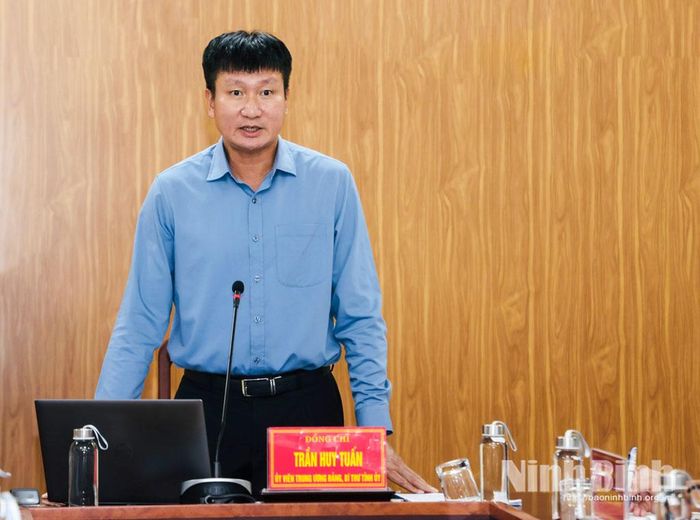 Đồng chí Bí thư Tỉnh ủy Trần Huy Tuấn phát biểu tại buổi tiếp công dân.