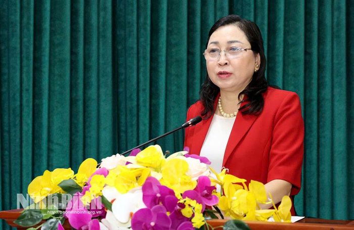 Đồng chí Đinh Thị Lụa, Phó Bí thư Tỉnh ủy, Chủ tịch Ủy ban MTTQ Việt Nam tỉnh phát biểu tại buổi thăm, chúc mừng LĐLĐ tỉnh nhân kỷ niệm Ngày truyền thống.