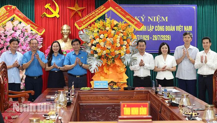 Đồng chí Nguyễn Hoàng Hà, Ủy viên Ban Thường vụ Tỉnh ủy, Phó Chủ tịch Thường trực Ủy ban MTTQ Việt Nam tỉnh tặng hoa chúc mừng LĐLĐ tỉnh.