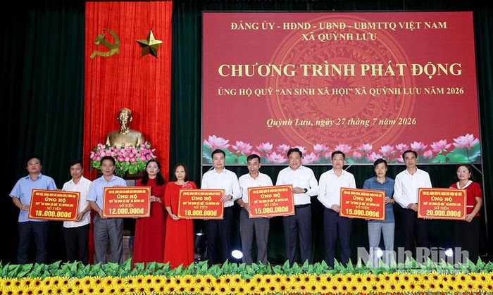 Các tổ chức đoàn thể ủng hộ Quỹ “Đền ơn Đáp nghĩa và an sinh xã hội” xã Quỳnh Lưu.