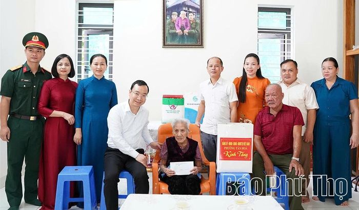 Đồng chí Lê Quang Huân - Chủ tịch UBND phường thăm hỏi, tặng quà Mẹ Việt Nam Anh hùng Nguyễn Thị Chố.