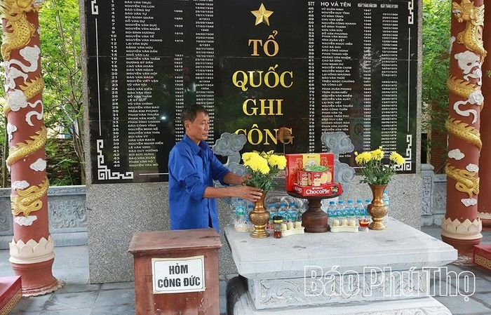 Tượng đài liệt sĩ trong khuôn viên di tích là nơi giáo dục truyền thống yêu nước và tri ân các Anh hùng liệt sĩ.