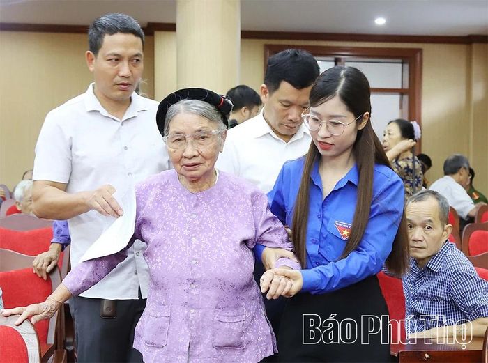 Đoàn viên thanh niên xã Lâm Thao hỗ trợ thân nhân liệt sĩ tại điểm lấy mẫu ADN. Ảnh: Phương Thanh