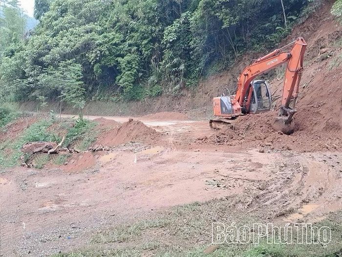 Máy móc được huy động khẩn trương san gạt đất đá, khắc phục sạt lở, bảo đảm giao thông trên tuyến.