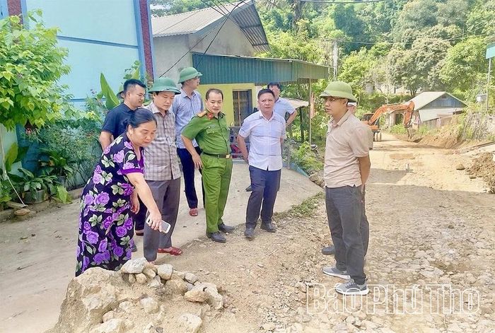 Lãnh đạo xã Tân Mai thường xuyên đi cơ sở, nắm bắt tình hình thực tế, tiếp thu kiến nghị của Nhân dân.