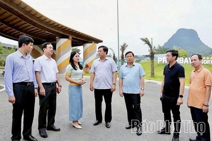Lãnh đạo UBND tỉnh và các sở, ngành kiểm tra thực tế triển khai các dự án trên địa bàn xã Mường Hoa.