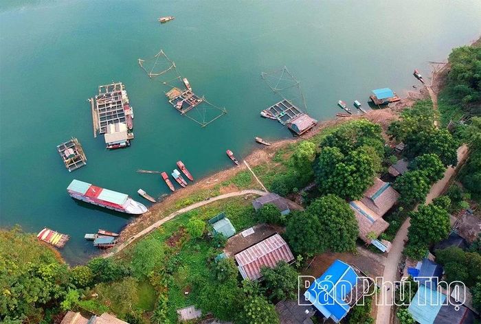 Bản Du lịch cộng đồng Đá Bia từ trên cao.