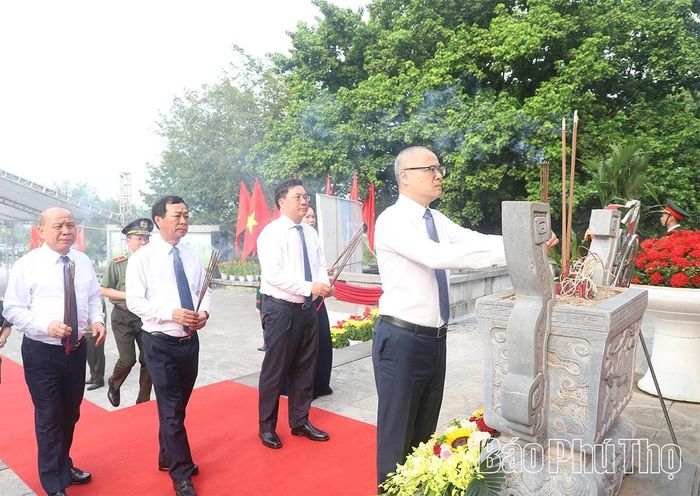 Bí thư Tỉnh ủy Phạm Đại Dương và các đại biểu dâng hương tưởng niệm các Anh hùng liệt sĩ.