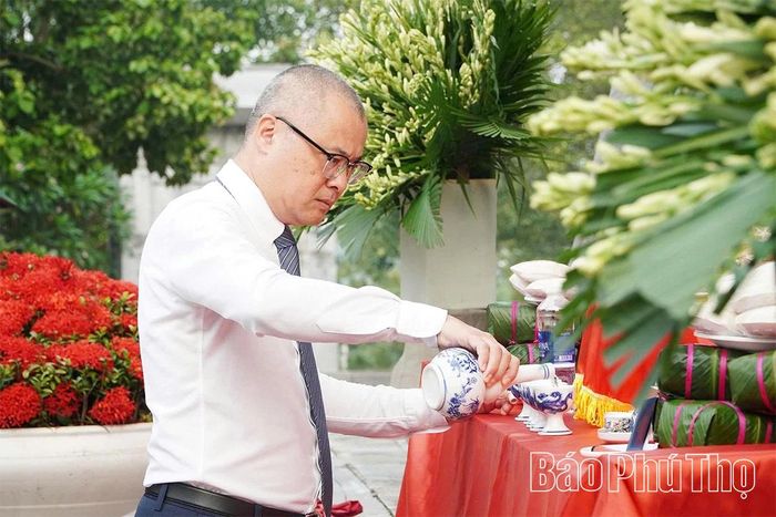 Bí thư Tỉnh ủy Phạm Đại Dương dâng vòng hoa, dâng hương tưởng niệm các Anh hùng liệt sĩ.