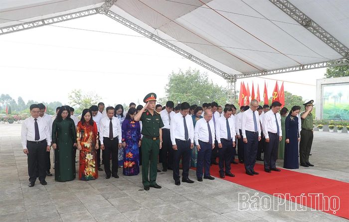 Đoàn đại biểu Tỉnh ủy, HĐND, UBND, Ủy ban MTTQ tỉnh thành kính tưởng niệm, tri ân các Anh hùng liệt sĩ.