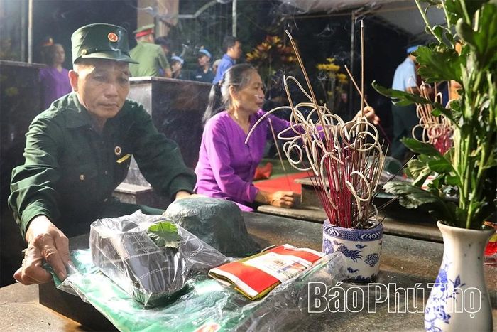 Người CCB thắp nén nhang thơm trên phần mộ của các đồng đội tại nghĩa trang quê nhà - phường Tân Hòa.