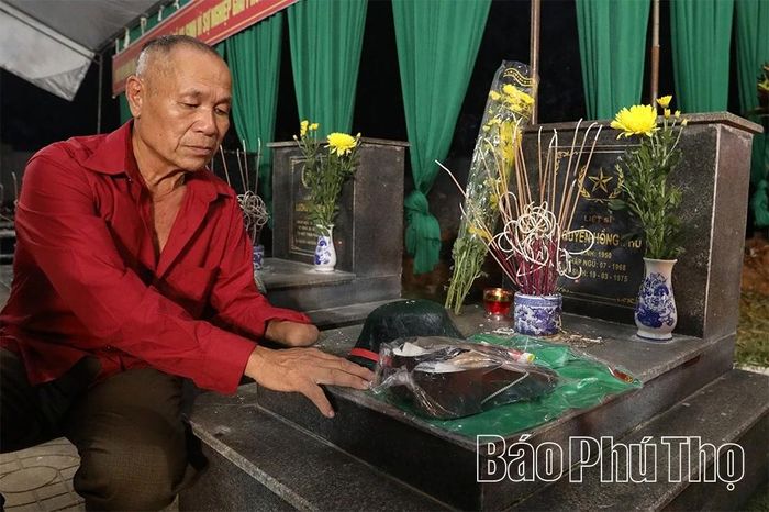 Ông Nguyễn Văn Thơ, em trai của Liệt sĩ Nguyễn Hông Chu dâng hương tưởng nhớ anh trai và các anh hùng liệt sĩ tại Nghĩa trang phường Tân Hòa. 