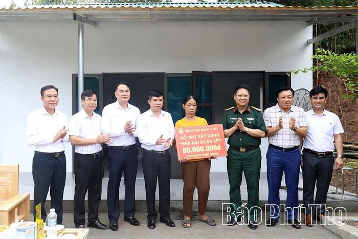 Lãnh đạo tỉnh, đơn vị tài trợ và phường Kỳ Sơn trao hỗ trợ xây nhà đại đoàn kết cho hộ chính sách của phường Kỳ Sơn.