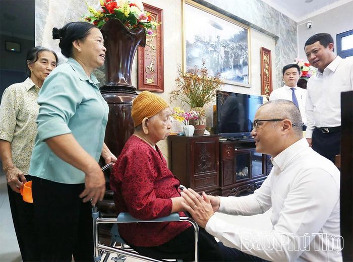 Đồng chí Bí thư Tỉnh ủy Phạm Đại Dương ân cần thăm hỏi sức khỏe Mẹ Việt Nam Anh hùng Đào Thị Cung.