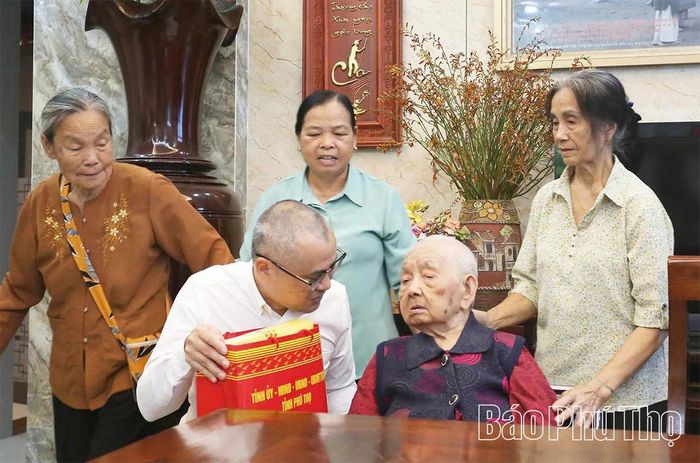 Đồng chí Bí thư Tỉnh ủy Phạm Đại Dương tặng quà, chúc sức khỏe Mẹ Việt Nam Anh hùng Đào Thị Cung.