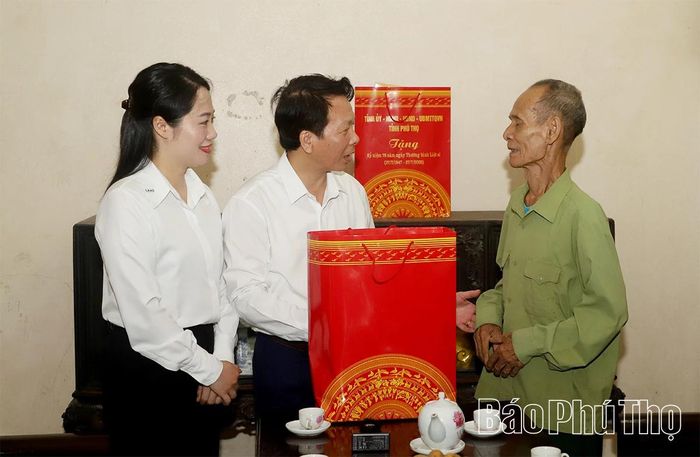 Lãnh đạo xã Hy Cương tặng quà tri ân Mẹ Việt Nam Anh hùng Đào Thị Cung và thương binh Đào Trọng Đính.