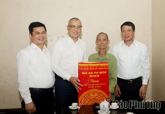 Đồng chí Bí thư Tỉnh ủy Phạm Đại Dương và các đại biểu trao quà tặng thương binh Đào Trọng Đính.