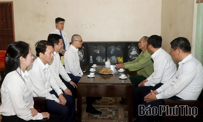 Đồng chí Bí thư Tỉnh ủy Phạm Đại Dương và các đại biểu ân cần thăm hỏi sức khỏe, đời sống thương binh Đào Trọng Đính.