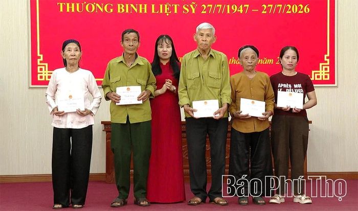 Đồng chí Bí thư Đảng ủy Chí Tiên trao quà tới các thương binh, bệnh binh, gia đình liệt sĩ và người có công với cách mạng.