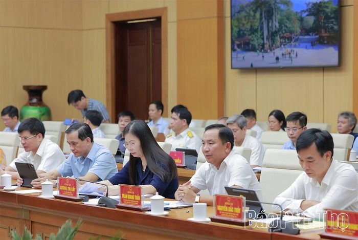 Các đồng chí lãnh đạo các sở, ngành tham dự phiên họp.