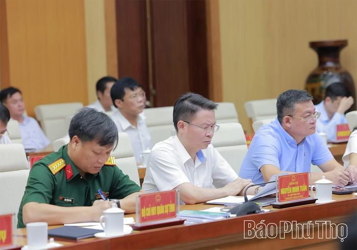 Các đại biểu dự phiên họp.