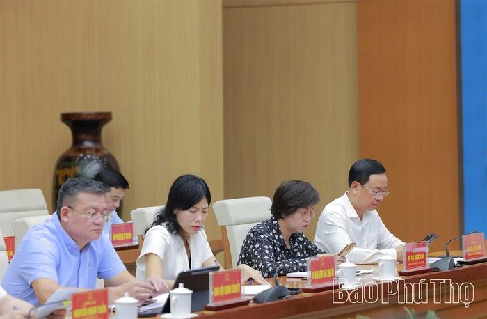 Các đại biểu dự phiên họp.