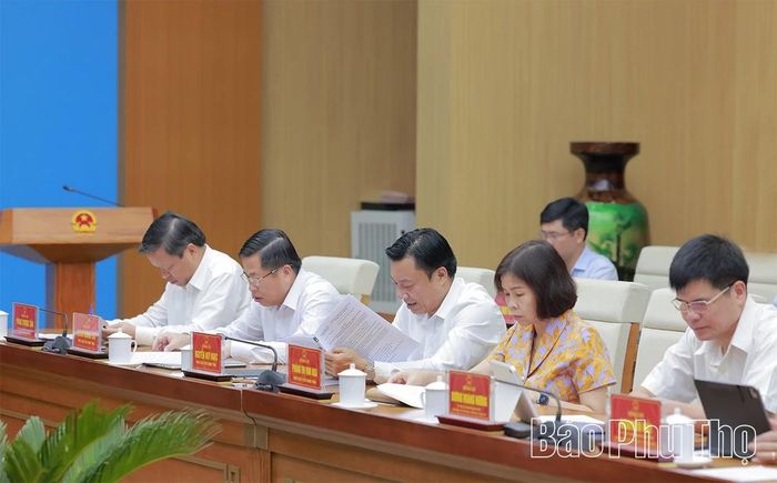 Các đồng chí Phó Chủ tịch UBND tỉnh tham dự phiên họp.