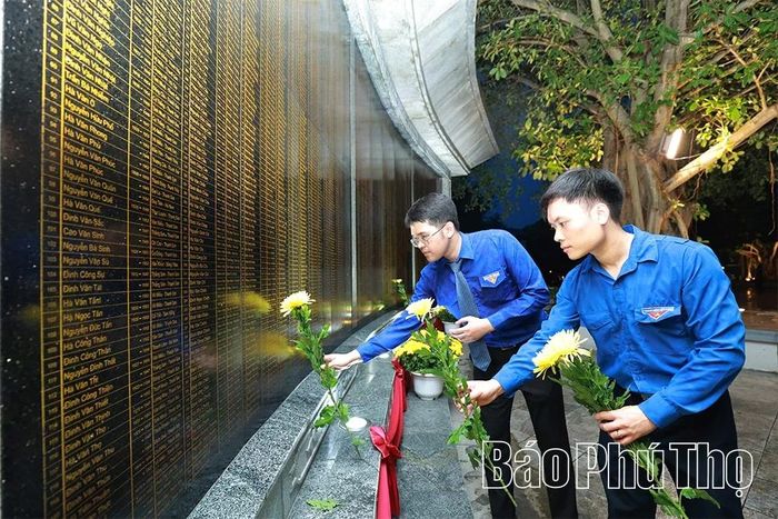 Đoàn viên, thanh niên dâng hoa tưởng nhớ các Anh hùng liệt sĩ.