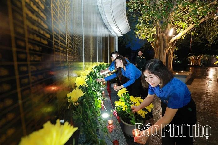 Đoàn viên, thanh niên các cơ quan đơn vị dâng hương, dâng hoa tại Đài tưởng niệm các Anh hùng liệt sĩ tỉnh.