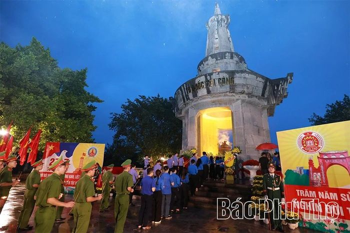 Các đại biểu xếp hàng, thành kính thắp nến tri ân các Anh hùng liệt sĩ.