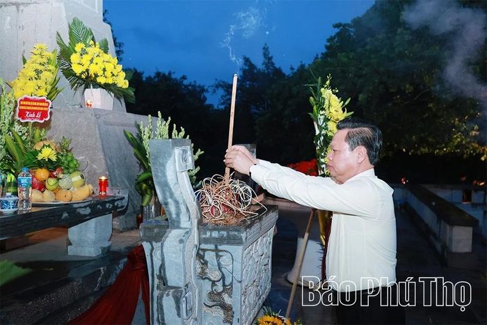 Lãnh đạo Đảng ủy UBND tỉnh dâng hương tưởng niệm các Anh hùng liệt sĩ.