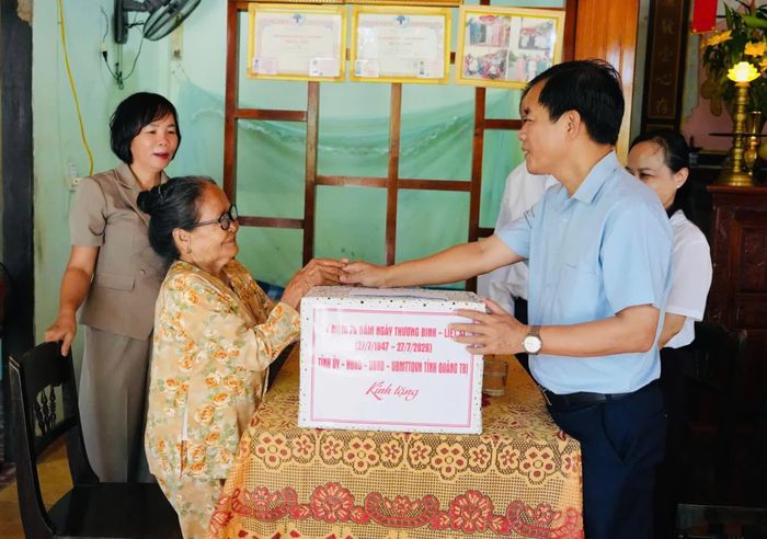 Đồng chí Nguyễn Văn Phương, Bí thư Tỉnh ủy trao quà cho bà Cao Thị Diến, con gái liệt sĩ Cao Hữu Thí - Ảnh: Mỹ Nhị