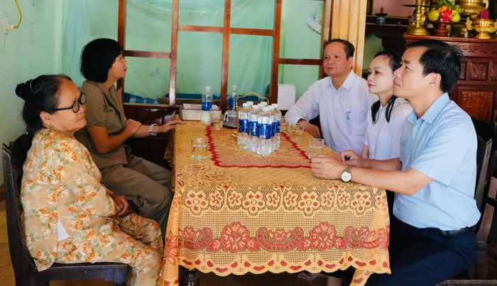Đồng chí Nguyễn Văn Phương, Bí thư Tỉnh ủy thăm hỏi gia đình bà Cao Thị Diến, ở xã Ái Tử - Ảnh: Mỹ Nhị
