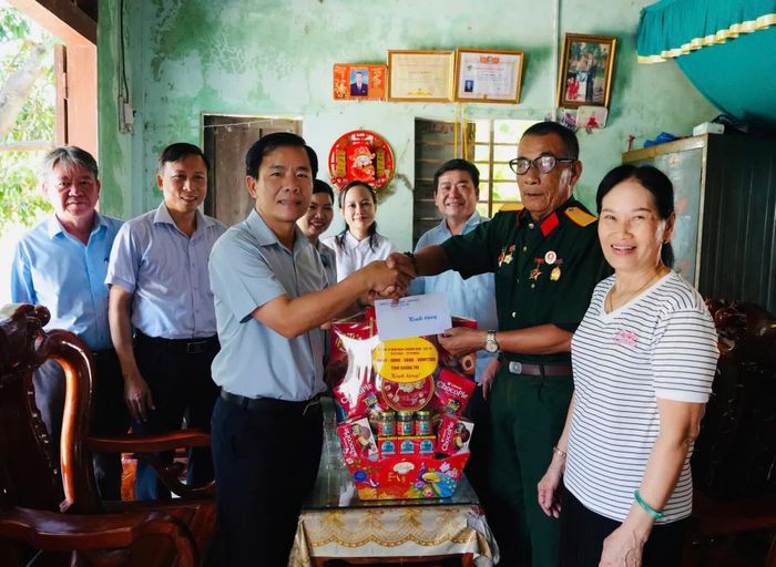 Đồng chí Nguyễn Văn Phương, Bí thư Tỉnh ủy thăm hỏi, tặng quà thương binh Lê Văn Chung - Ảnh: Mỹ Nhị