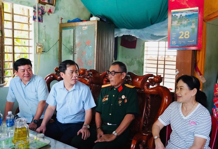 Đồng chí Nguyễn Văn Phương, Bí thư Tỉnh ủy cùng đoàn công tác trò chuyện với thương binh Lê Văn Chung, ở xã Triệu Bình - Ảnh: Mỹ Nhị
