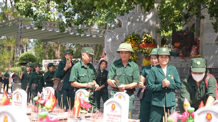 Những cựu chiến binh thắp hương cho đồng đội ở Nghĩa trang liệt sĩ quốc gia Trường Sơn - Ảnh: N.D