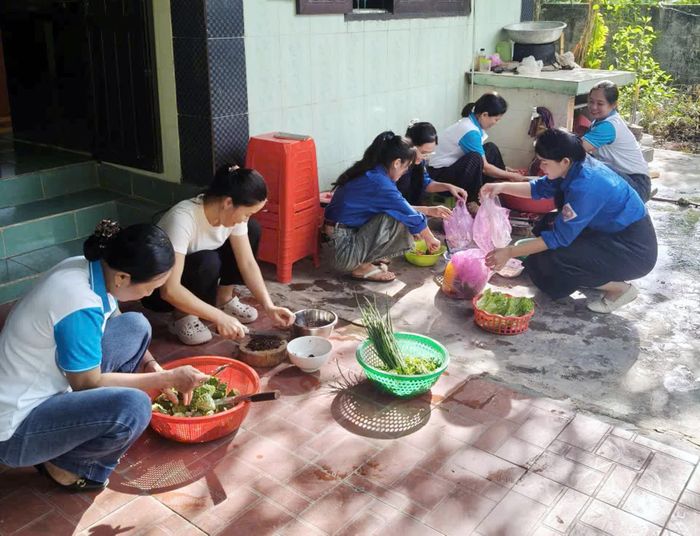 Đoàn viên, hội viên xã Lệ Ninh chuẩn bị “Bữa cơm tri ân” tại gia đình liệt sĩ Võ Ngọc Chước - Ảnh: P.V