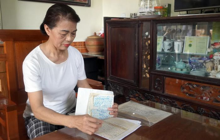 Bà Lê Thị Lý (phường Đồng Hới) và những kỷ vật về người cha thân yêu chưa từng gặp mặt - Ảnh: N.M