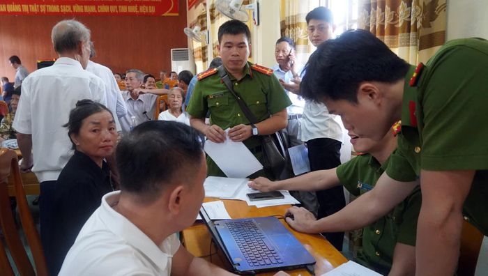 Lực lượng công an hỗ trợ thân nhân liệt sĩ lấy mẫu ADN - Ảnh: N.M