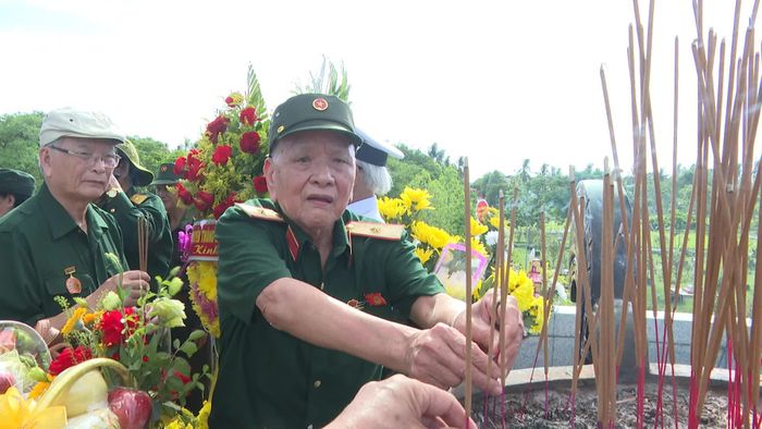 Thành viên Hội Chiến sĩ Thành Cổ Quảng Trị năm 1972 dâng hoa, dâng hương tưởng nhớ các anh hùng liệt sĩ - Ảnh: Q.N