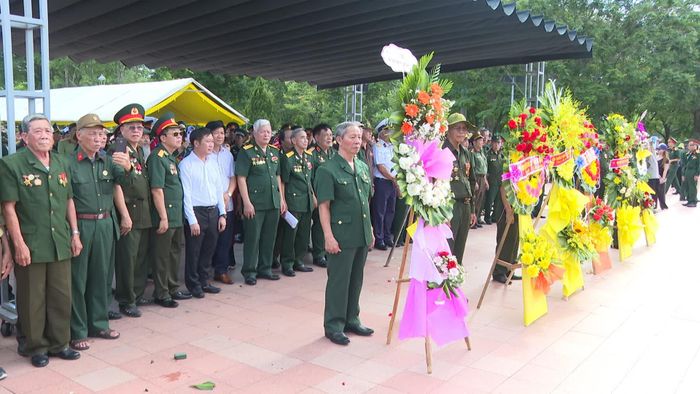 Hội Chiến sĩ Thành Cổ Quảng Trị năm 1972 dâng hoa, dâng hương tưởng nhớ các anh hùng liệt sĩ - Ảnh: Q.N