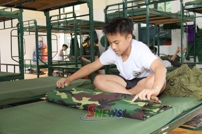 Học viên tự gấp chăn màn, rèn luyện tính tự lập ngay từ những ngày đầu tham gia khóa học.