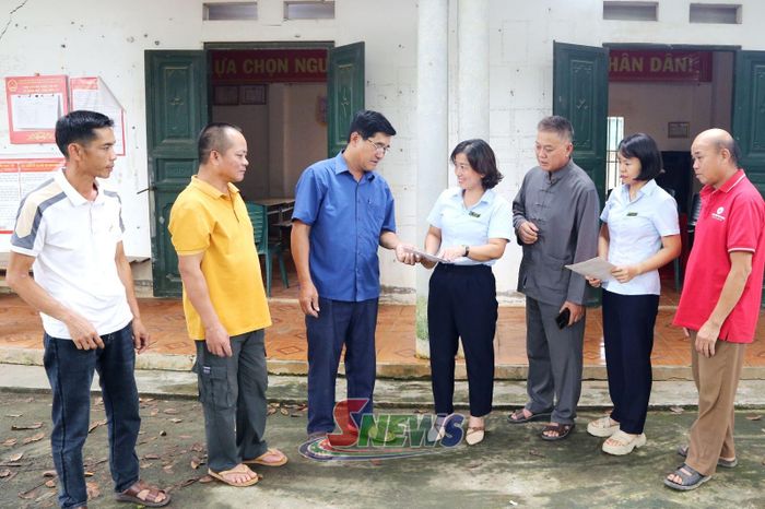 Cán bộ Chi nhánh khu vực V, Quỹ Bảo vệ và Phát triển rừng tỉnh tuyên truyền tại cơ sở.