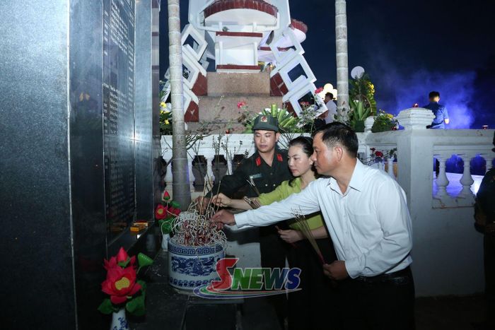 Lãnh đạo xã Mai Sơn thắp hương tri ân các Anh hùng liệt sĩ.