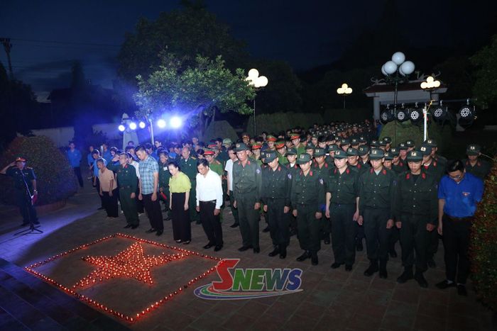 Các đại biểu dành phút mặc niệm tưởng nhớ các Anh hùng liệt sĩ.