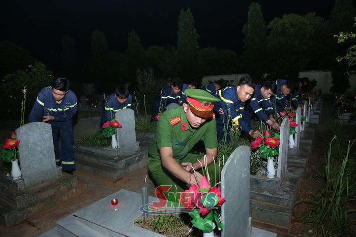 Cán bộ, chiến sĩ Phòng Cảnh sát Phòng cháy, chữa cháy và Cứu nạn, cứu hộ, Công an tỉnh Sơn La, thắp hương tại các phần mộ liệt sĩ.