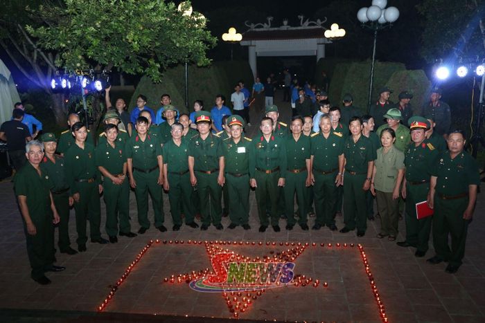 CCB xã Mai Sơn thắp nến tưởng nhớ các Anh hùng liệt sĩ tại Nghĩa trang Liệt sĩ Mai Sơn.