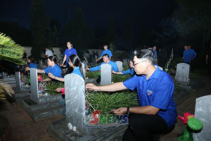 ĐVTN thắp hương tại các phần mộ Liệt sĩ.