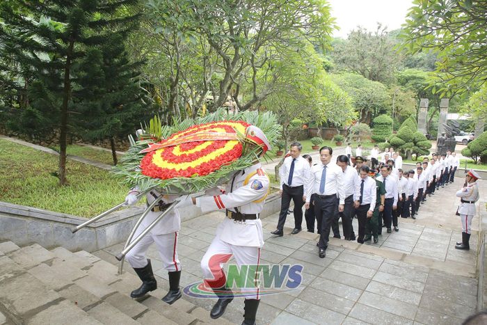 Các đồng chí lãnh đạo tỉnh viếng Nghĩa trang Liệt sĩ Nhà tù Sơn La.
